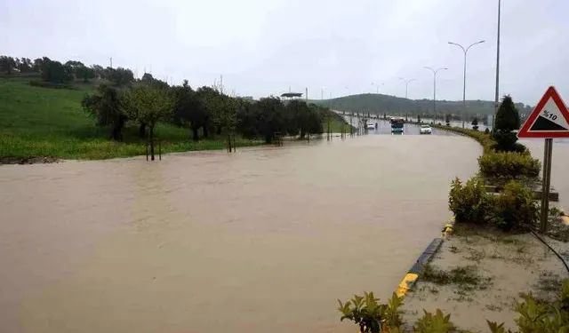 Hatay’da Sağanak Hayatı Durdurdu Okullar Tatil