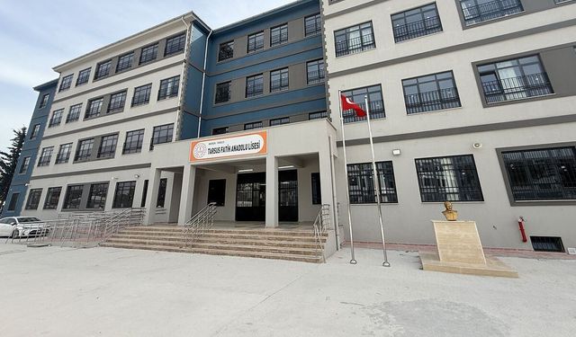 Tarsus’ta Liseye Silahla Gelen Öğrenci Yakalandı