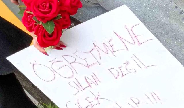 Öğrencilerden Öğretmenlerine Anlamlı Çiçekli Karşılama