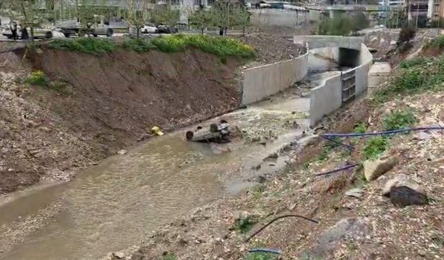 Şanlıurfada Park Halindeki Araç Dereye Düştü