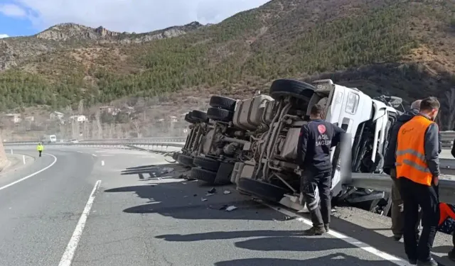 Gümüşhane’de Tır Devrildi Sürücü Yaralandı