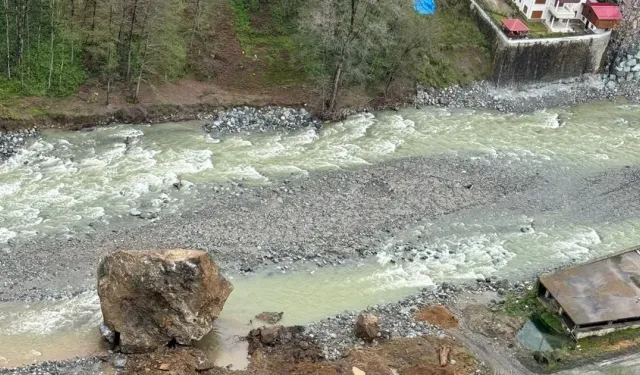 Rize Ardeşen’de Heyelan Dereyi Kapattı