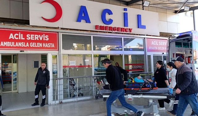 Kozan’da İşçi Minibüsü Devrildi 15 Yaralı