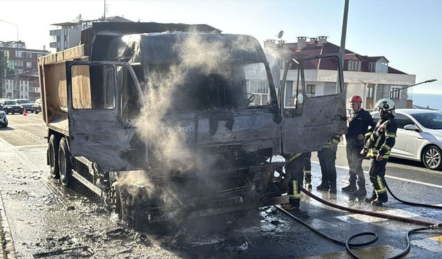 Trabzon’da Seyir Halindeki Kamyon Alev Aldı