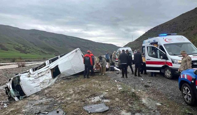 Muş’ta Minibüs Dereye Devrildi 16 Kişi Yaralandı