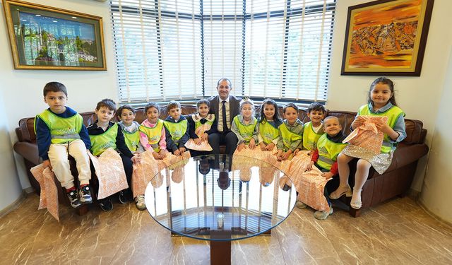 Minik Öğrencilerden Başkan Ekim’e Bayram Ziyareti