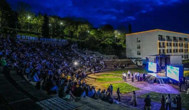Büyükşehir Tiyatrosu’ndan Nostalji Dolu Gece