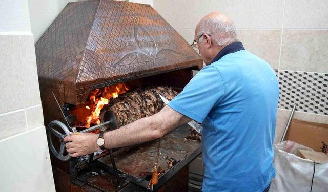 Anneler Günü’nde 100 Kilo Cağ Kebap İkramı