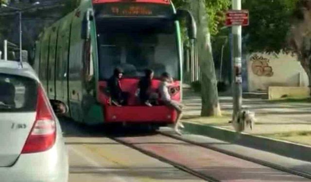Bursa’da Tramvayın Arkasına Tutunan Gençler Kamerada