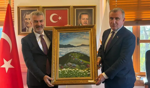 Bakan Bak’a Trabzon’da Anlamlı Hediye