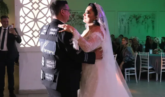 Düğün Masrafı İçin Damatlığına Reklam Aldı