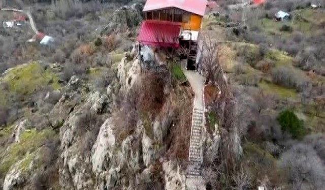 Kemaliye’de Kayalığın Zirvesindeki Ev İlgi Görüyor