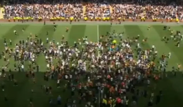 Hull City Play-Off’a Kaldı Taraftar Sahaya İndi