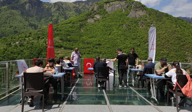 Artvin’de Cam Terasta Satranç Heyecanı