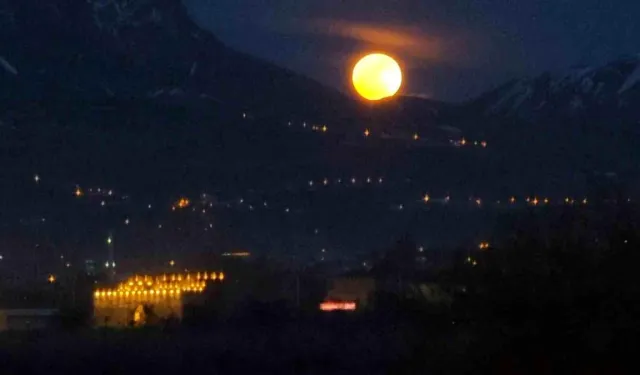 Van’da Dolunay Manzarası Tarihi Dokuya Eşlik Etti