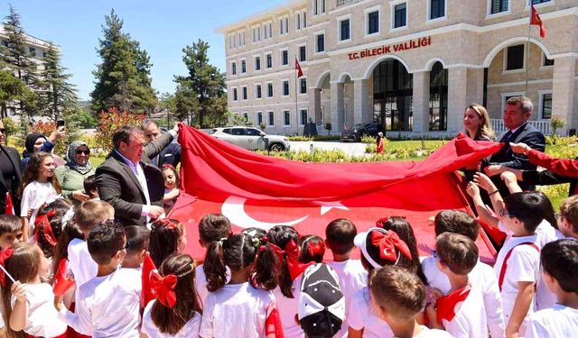 1071 Öğrenciden Dev Mozaik Türk Bayrağı