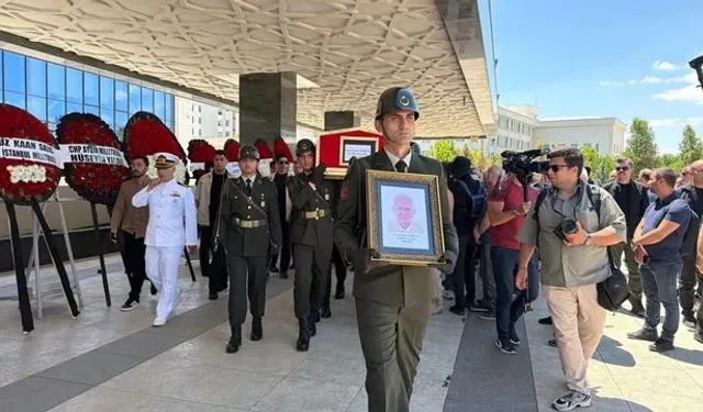 CHP Cenazesinde Dikkat Çeken Çelenk Detayı