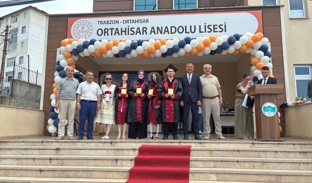 Trabzon'da Ortahisar Anadolu Lisesi'nde Mezuniyet Coşkusu