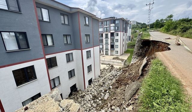 Trabzon'da İstinat Duvarı Çöktü, Aileler Son Anda Kurtuldu