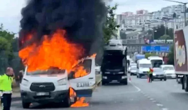 Trabzon’da Dolmuş Minibüsü Alev Aldı