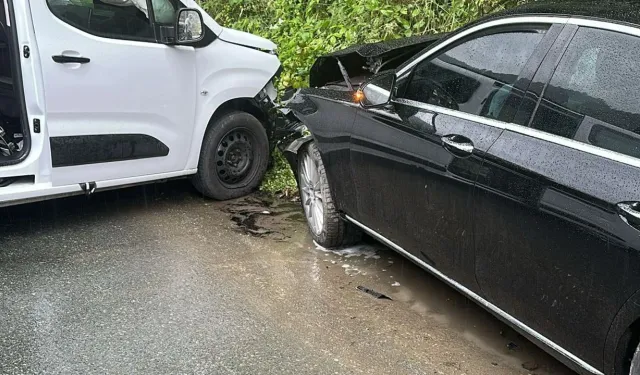 Ayder Yolunda İki Araç Çarpıştı: 3 Çocuk Yaralandı