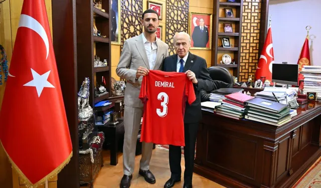 Merih Demiral’dan Devlet Bahçeli’ye Forma Hediyesi