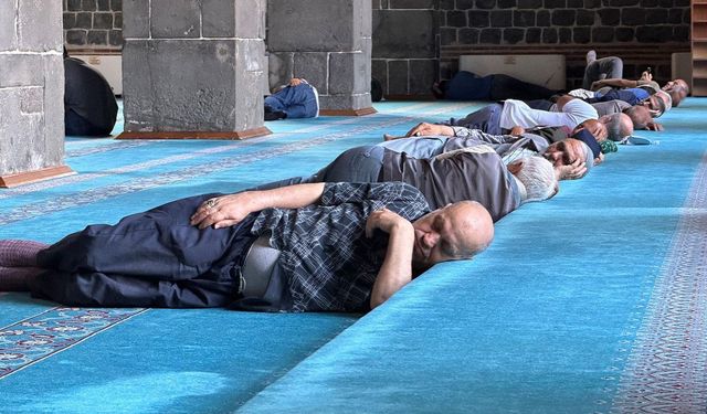 40 Dereceyi Gören Diyarbakır'da Camiler Doldu