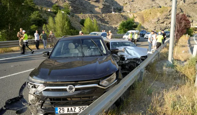 Gümüşhane'de 3 Araç Birbirine Girdi! 1 Yaralı