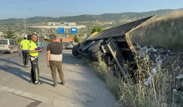 Freni Boşalan Hurda Kamyonu Su Kanalına Devrildi