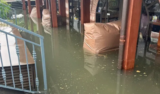 Üsküdar Sahaflar Çarşısı'nı Su Bastı, Kitaplar Zarar Gördü