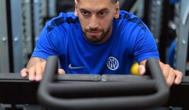 Hakan Çalhanoğlu Yeni İmajıyla Kampa Katıldı