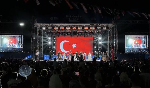 Samsun'da Halk Oyunları Şöleni Sürüyor