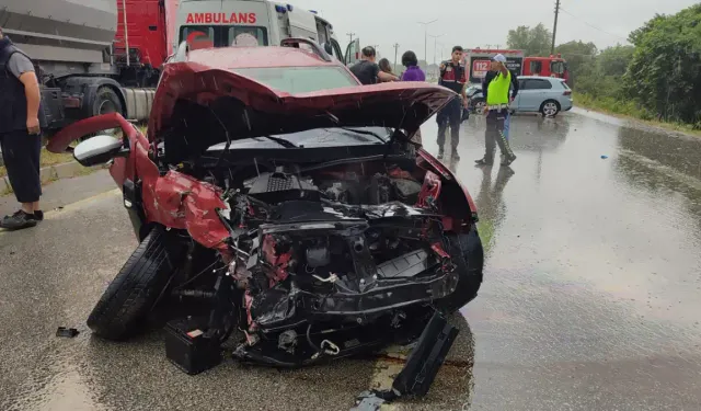 Karadeniz Sahil Yolunda Feci Kaza: 2 Ağır Yaralı