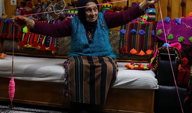 Selfinaz Nine 89 Yaşında Sevgi Örüyor