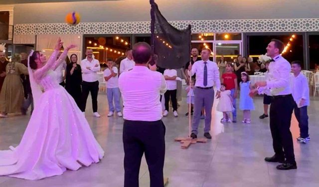 Voleybolla Tanışan Çift Düğünde Maç Yaptı