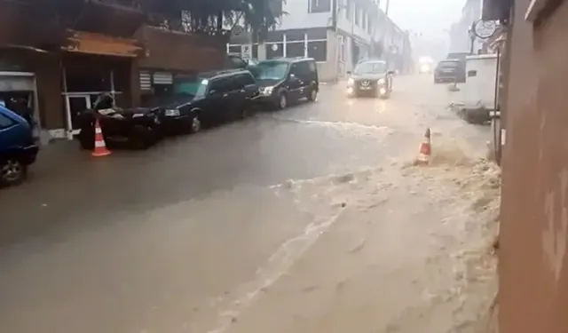 Şavşat’ta Sağanak Yolları Tahrip Etti