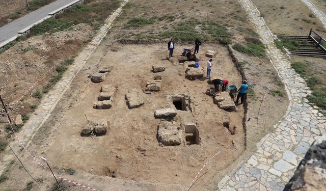 Aigeai Antik Kenti'nde 10 Mezar Ortaya Çıkarıldı