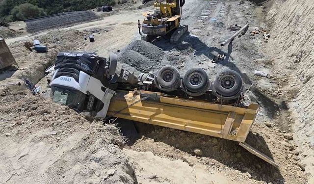 Arnavutköy’de Hafriyat Kamyonu Devrildi
