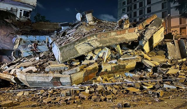 Bahçelievler’de Tahliye Edilen Bina Çöktü