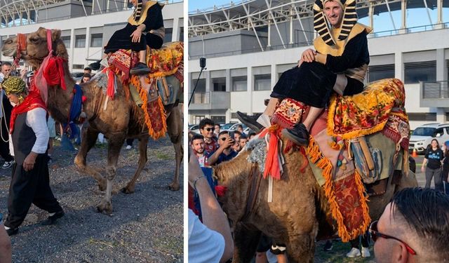 Firavun Kostümlü Taraftar Bu Kez Deveyle Geldi