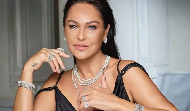 Hülya Avşar’ın Ayvalık Pozları Gündem Oldu