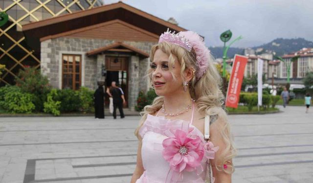 Rize’nin “Barbie Ablası” Çocukların Sevgilisi Oldu