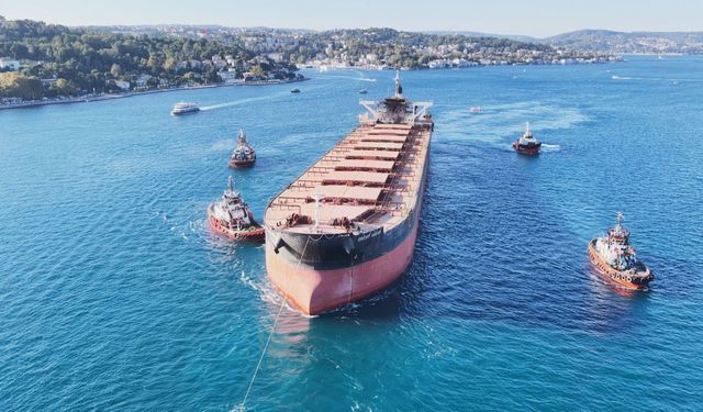 İHA Saldırısına Uğrayan Gemi İstanbul Boğazı'ndan Geçti