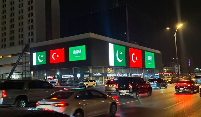 Üç Ülke Bayrakları Mekke'de Işıklandı