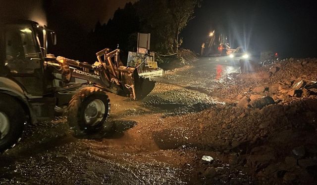 Uzungöl’de Şiddetli Yağış Dereyi Taşırdı