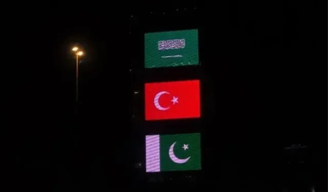 Mekke’de Üçlü Savunma Anlaşmasına Işıklı Kutlama