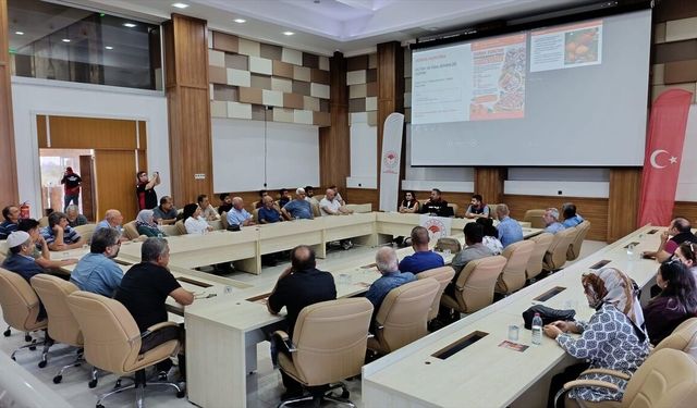 Kozan’da Trabzon Hurması Üreticilerine Eğitim