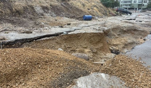 Ankara’da Yol Çöktü: 20 Araç Çukura Düştü