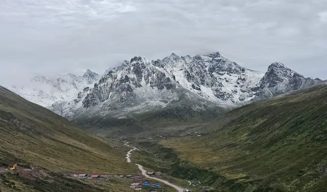 Kaçkar Dağları Karla Beyaza Büründü