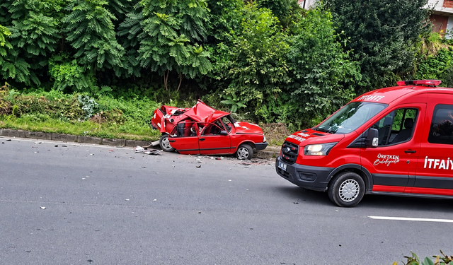 Çayeli'nde Tır Otomobile Çarptı: 2 Yaralı